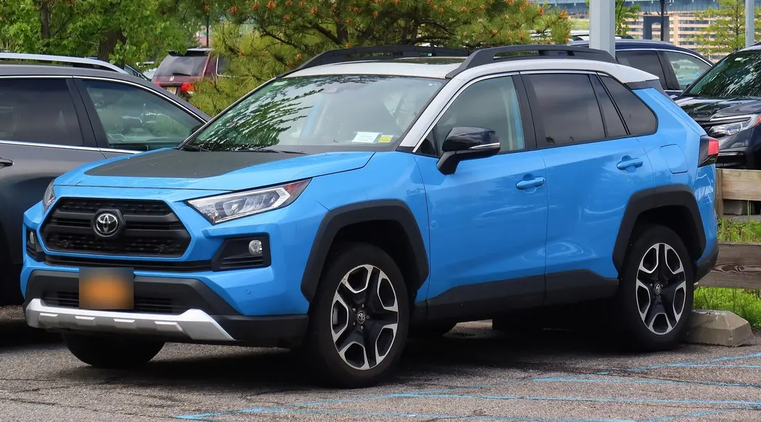 Кросовер Toyota RAV4 синього кольору